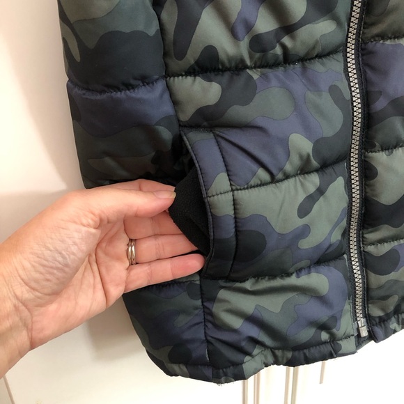GAP kids camoflage puffer vest - Picture 9 of 12